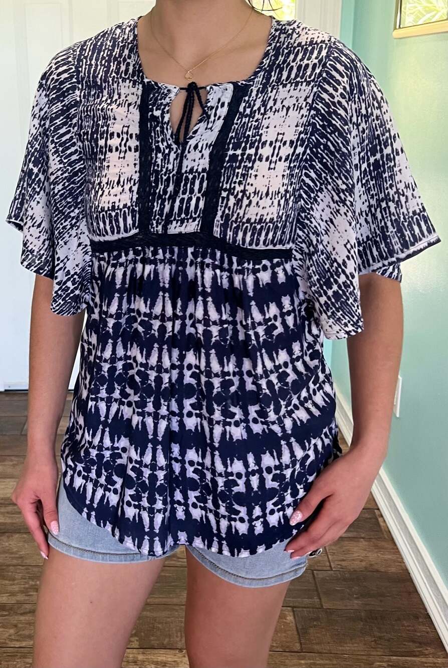 BLL New York Women's XS/TP Blue and White Printed Flutter Sleeve Blouse